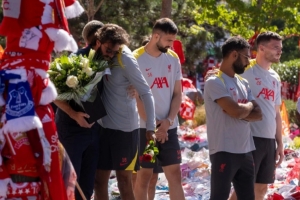 利物浦全队在安菲尔德场外缅怀若塔和安德烈-席尔瓦