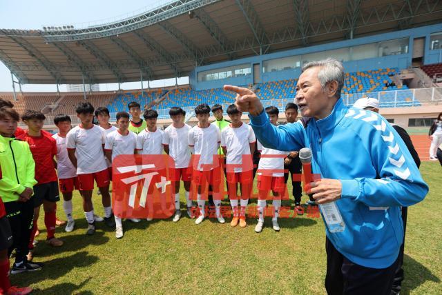 去年7月出发之前在青岛集训期间，前国足主帅戚务生看望小球员们.jpg