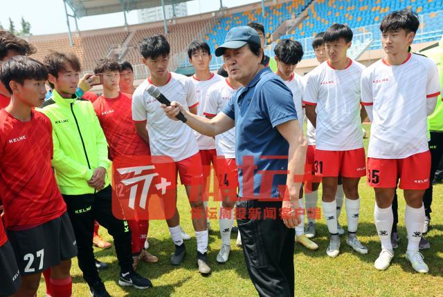 去年7月出发之前在青岛集训期间，前国足主帅朱广沪看望小球员们.jpg