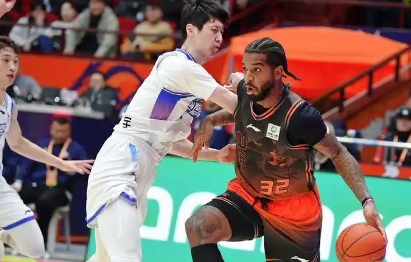 开云体育下载官网-双核驱动破困局 小将惊艳助连胜，山东男篮99-75逆转宁波取四连胜